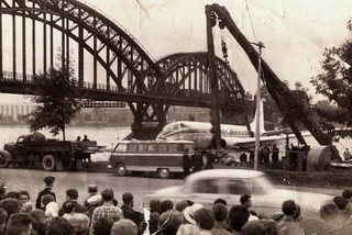 Illustration for article titled Some old photos (with cars in them)